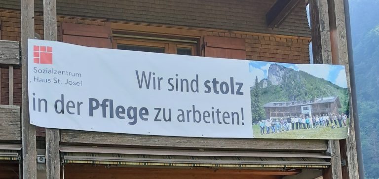 Dieses Banner ist es, das Deborah Blümel zu ihren Überlegungen inspiriert hat.