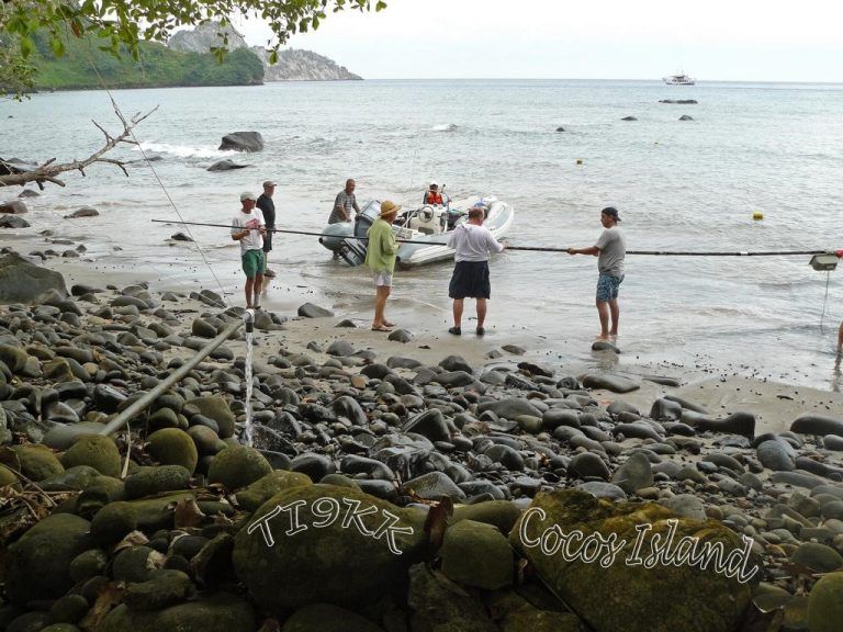 Auf Cocos Island werden die Antennen aufgebaut. <span class="copyright">privat</span>