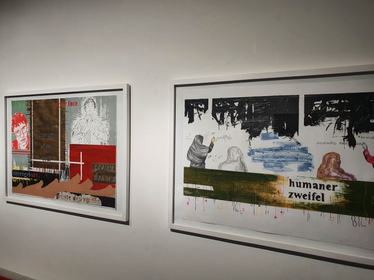 Blick in die Ausstellung Manfred Egenders mit "I am the captain of my soul", 2012 und "Humaner Zweifel", 2010.