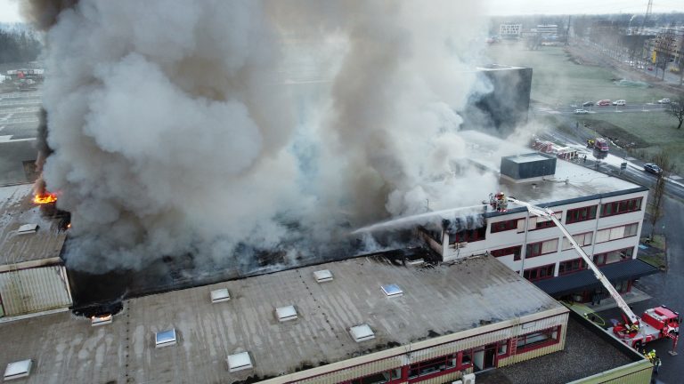 Die Flammen wurden von der Feuerwehr mithilfe von Steigern erfolgreich bekämpft. 