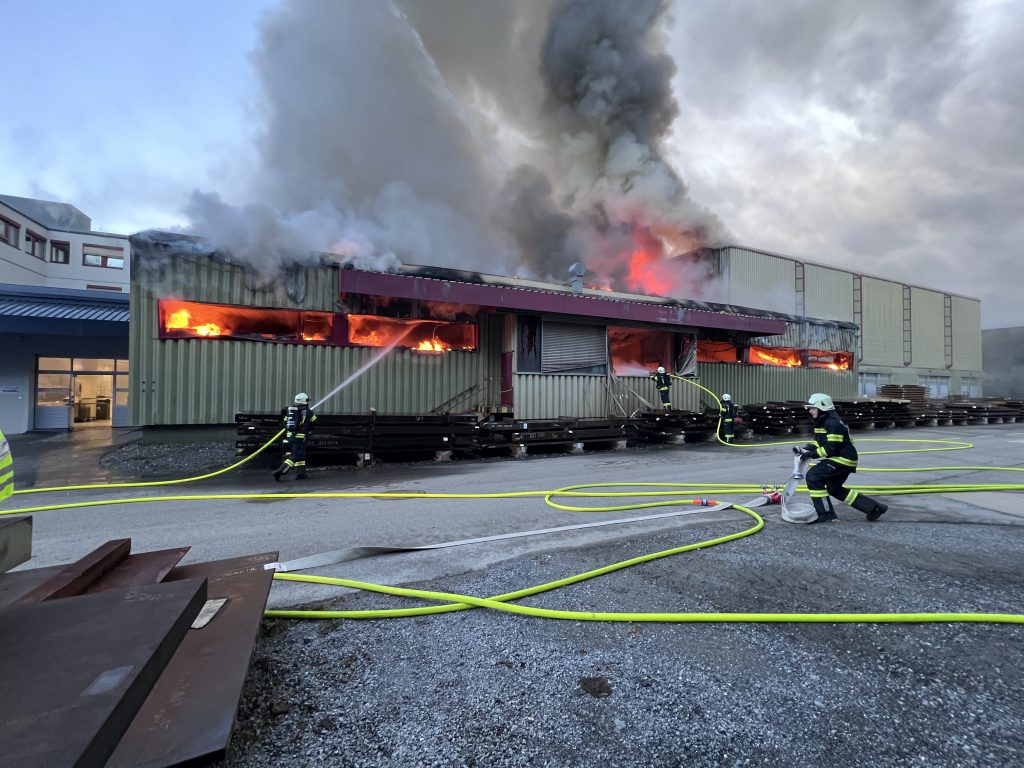 Rätsel um Vollbrand im Wolfurter Gewerbepark