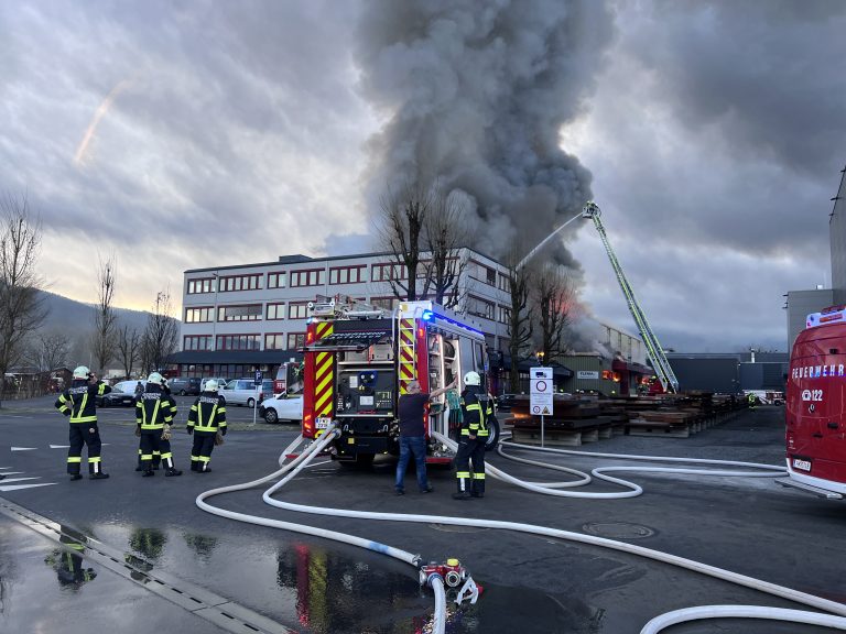 Rund 200 Einsatzkräfte mehrerer Feuerwehren beteiligten sich an den Löscharbeiten.