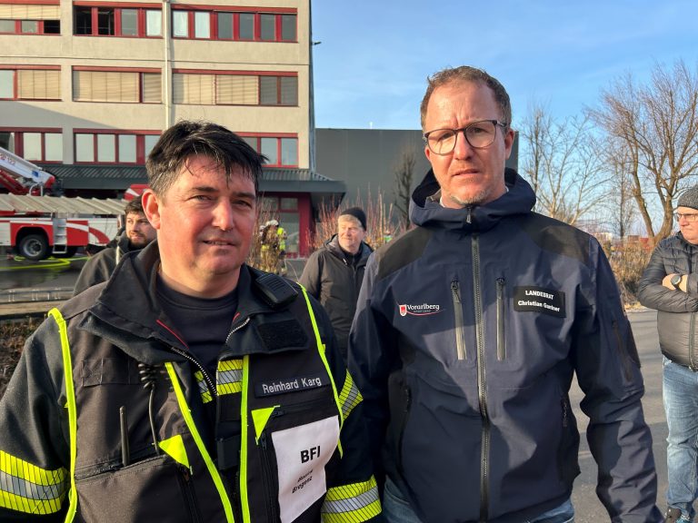 Ebenfalls vor Ort: Sicherheitslandesrat Christian Gantner (r.) und der Bregenzer Bezirksfeuerwehrinspektor Reinhard Karg. <span class="copyright">vn/gs</span>