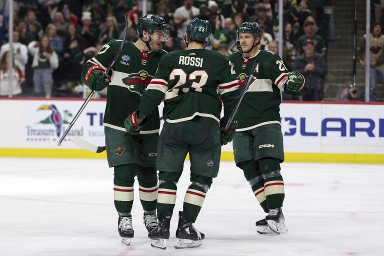 Minnesota Wild center Marco Rossi nach seinem Tor mit center Jacob Lucchini und defense Jonas Brodin. <span class="copyright">AP</span>