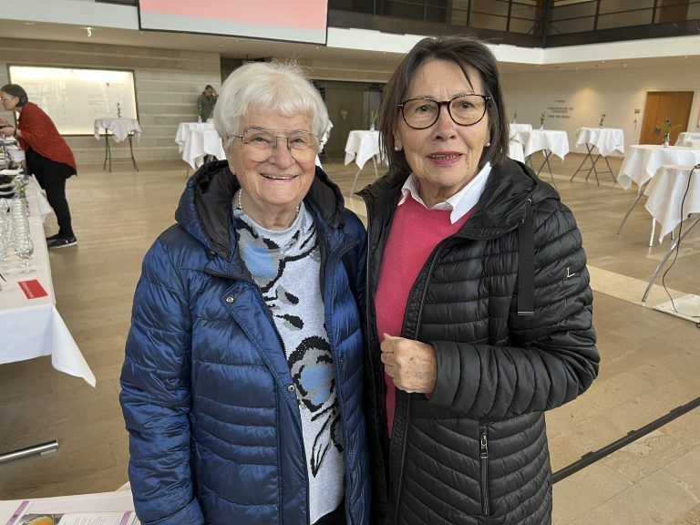 Christa Watzek und Theresia Vetter kamen zum Fastenbeginn.