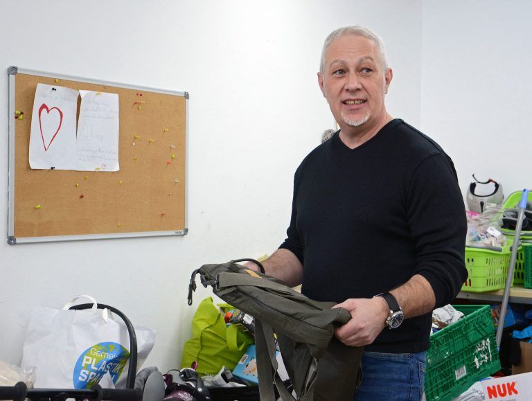 Claus macht sich dran, angekommene Kindersachen auszupacken und zu sortieren. <span class="copyright">HRJ</span>