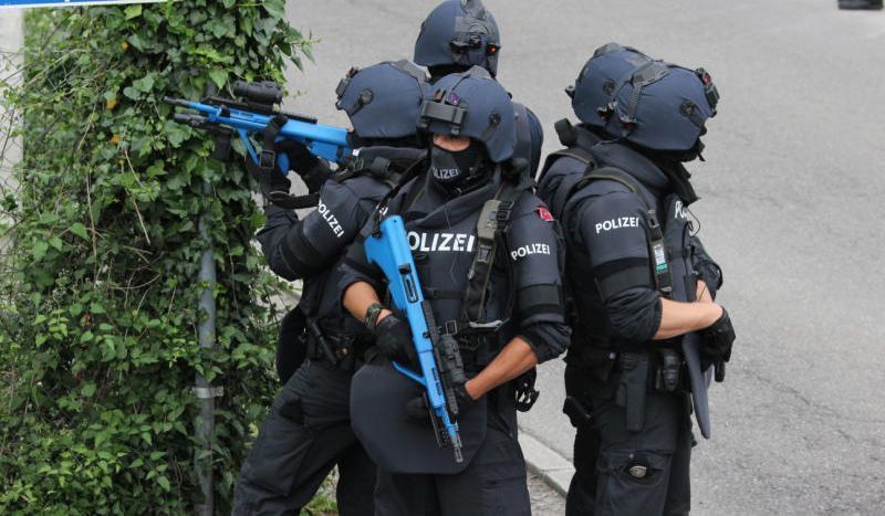 Mann mit Faustfeuerwaffe rief Cobra auf den Plan