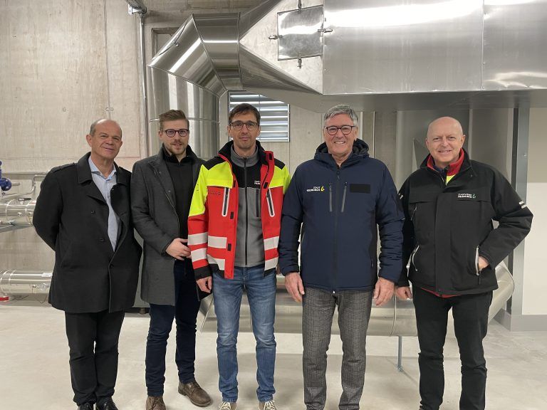 Manfred Trefalt, Geschäftsführer der Stadtwerke Feldkirch, Stadtrat Wolfgang Flach, Projektleiter Alexander Lampert sowie Bürgermeister Wolfgang Matt und Hans-Jörg Mathis, Bereichsleiter für Strom der Stadtwerke Feldkirch, informierten über das neue Heizwerk. <span class="copyright">VN/HARTMANN</span>