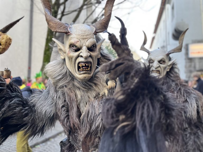 Auch Krampusse durften beim Feldkircher Faschingumzug mitlaufen.
