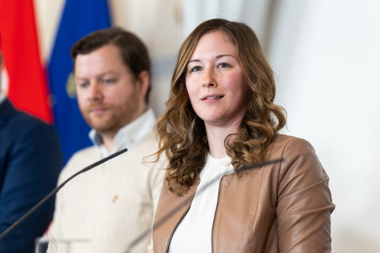 Claudia Plakolm präsentierte die Ergebnisse der Studie bewusst ungeschminkt. <span class="copyright">BKA/Dunker</span>