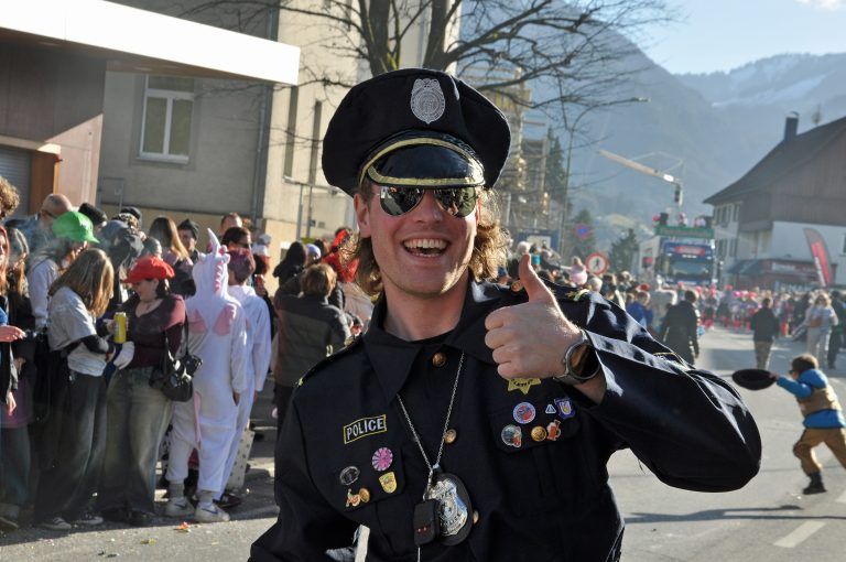 Daumen hoch für den feschen Polizisten.