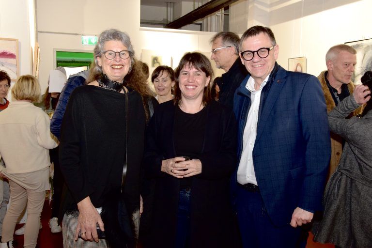 Künstlerin Heidi Comploj (l.), Daniela Jochum (Kultursteg Walgau) und der LAbg. Christoph Thoma freuten sich über das Kunsterlebnis.