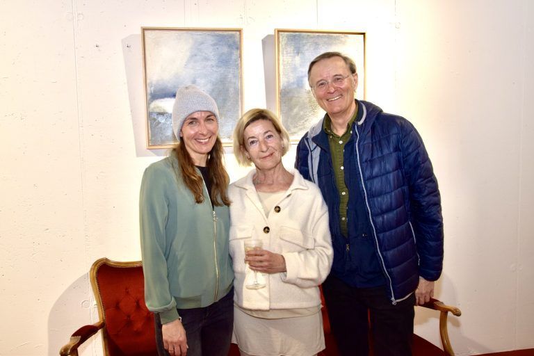 Bei der Vernissage freute sich die ausstellende Künstlerin Renate Wittwer (M.) über die Anwesenheit des Künstlers Roland Haas (r.) und deren gemeinsamer Tochter, Grafikerin Angelika Wittwer-Grabher (l.)