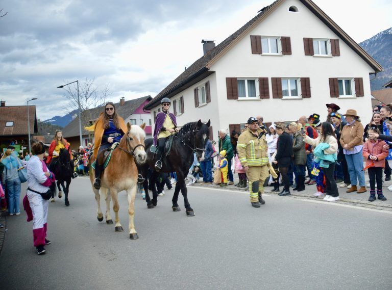 "Hoch zu Ross" beim Faschingsumzug.
