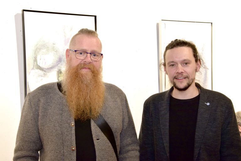 Der einzige männliche Aussteller im Kukuphi ist aktuell Bildhauer Viktor Mangeng (r.) Sein Künstlerkollege Markus „Max" Khüny zählte am Donnerstagabend zu den zahlreichen Vernissagegästen.