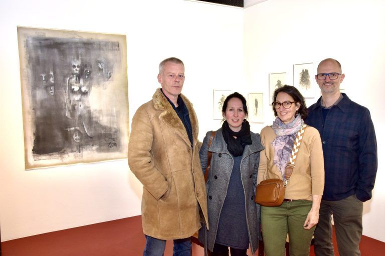 Ausgestellt sind in der Kellergalerie Kukuphi derzeit auch Arbeiten von Andrea Maria Bauer (2. v. l.). Bei der Vernissage freute sie sich besonders über die Anwesenheit von Harald Schwarz (l.) sowie Mirjam und Michael Schnedl.