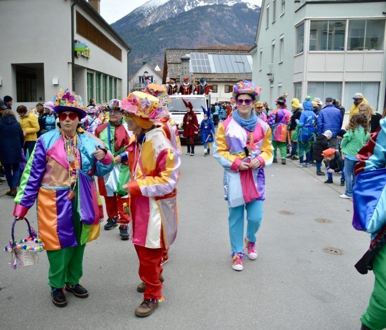 Ein "Hingucker" war auch diese Gruppe beim Bürser Faschingsumzug; dahinter der Wagen der Funkenzunft Bludenz.