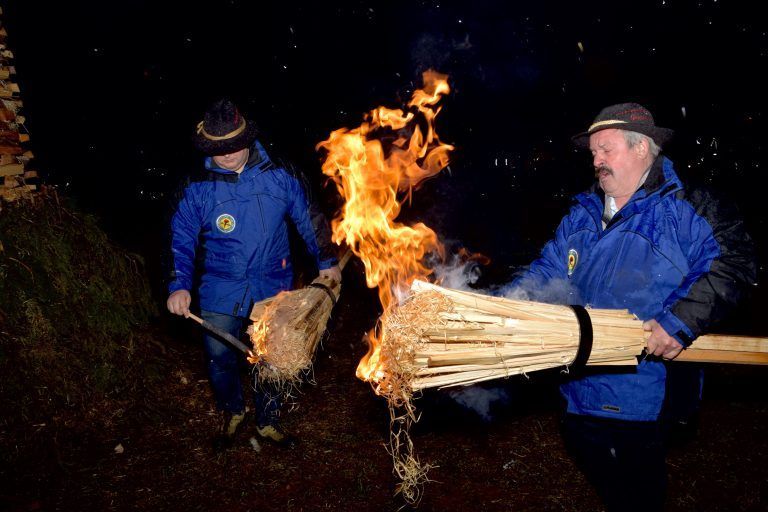 Funkenmeister Erich Juen (r.) vor dem Entzünden des Funkens.