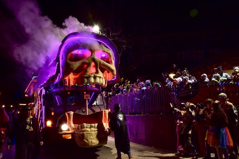 Die Rönser Faschingsnarra zogen mit ihrem rauchenden Totenkopfwagen durch Brand.