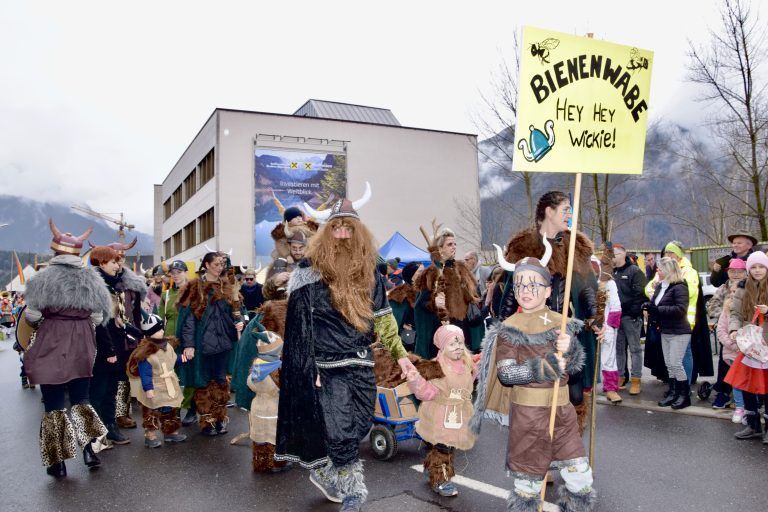 Jöri-Umzug: Bludenzer Kinderbetreuung Bienenwabe mit dem Motto: „Hey, Hey, Wickie!"