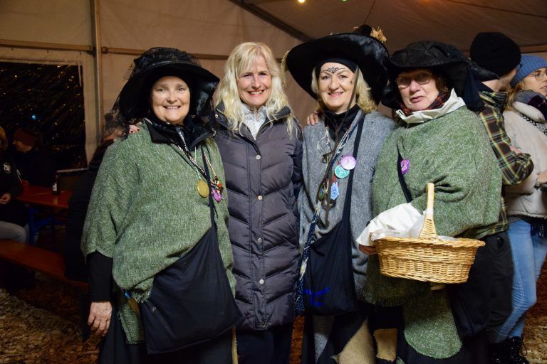 Angela Gantner (l., von den "Gantschierner Hexa), Pia Haid, Melitta Geven und Uta Lebmann (beide ebenfalls von den Gantschierner Hexa).