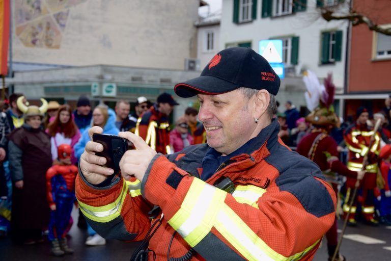 Feuerwehrmann Alexander Juriatti sorgte gemeinsam mit seinen Kameraden für die Sicherheit beim Jöri-Umzug. Nebenher blieb noch Zeit für so manchen lustigen Schnappschuss.