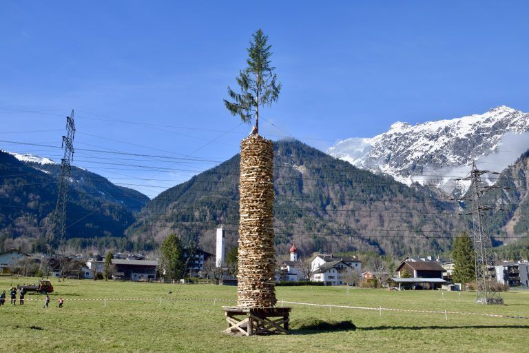 Vandanser Funken: 31 Männer und Frauen gehören der Funkenzunft Vandans an. Die Funktion des Obmanns hat Markus Pfefferkorn (r.) inne, hier mit Funkenbaumeister Manuel Föger vor dem diesjährigen Vandanser Funken.