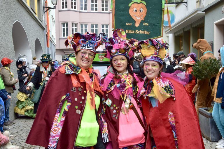Evelyn Nigelhell, Bergit Sutter und Carolin Wachter von den „Narrahocki“ aus Ludesch.