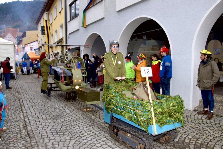Die Gruppe 12, „Altes Narrengericht Bludenz" („Liebes Bundesheer: Neues Gerät muss her!")