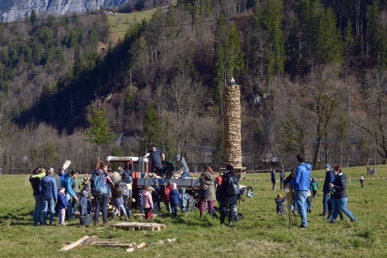 Viele fleißige und ehrenamtliche Helfer beim Aufbau des Funkens.