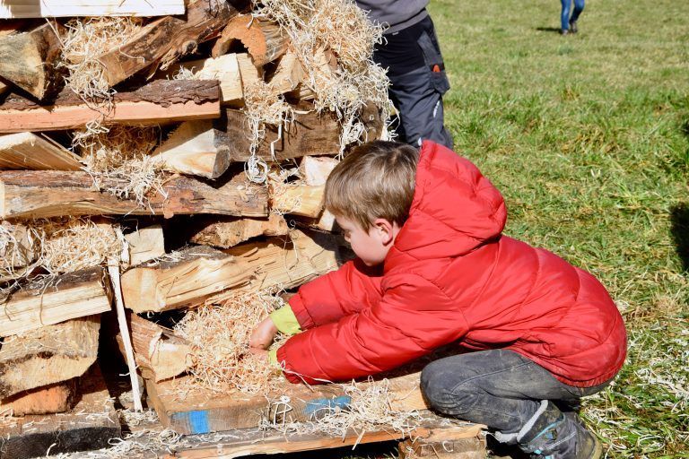 Die kleine Funkenbauer half eifrig mit.
