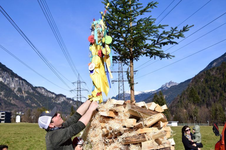 Die Kinderfunkenhexe wird angebracht.