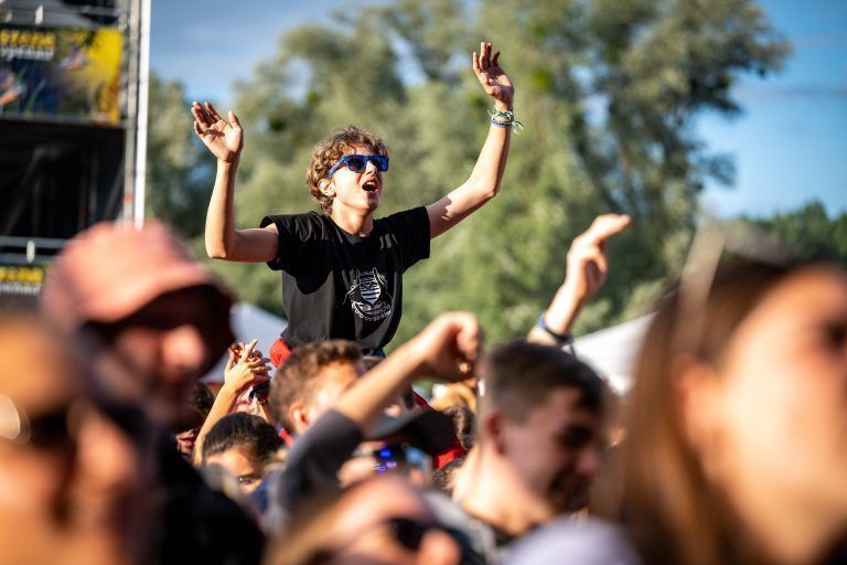Szene Openair Samstag, Fäaschtbänkler