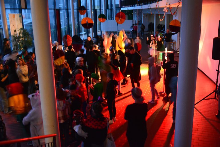 Eine "No-waste-Faschingsdisco" fand am Montagabend in der Mittelschule Hasenfeld statt.<span class="copyright"> bvs</span>