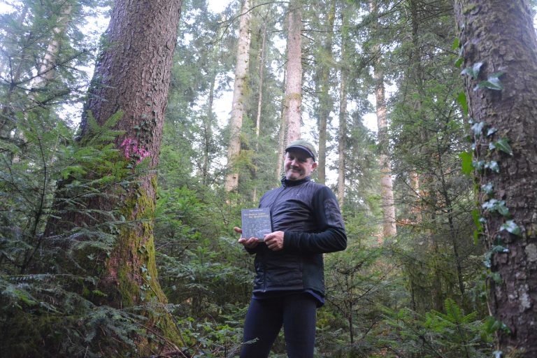 Jürgen-Thomas Ernst hat sogar ein Sachbuch über den Wald herausgebracht.