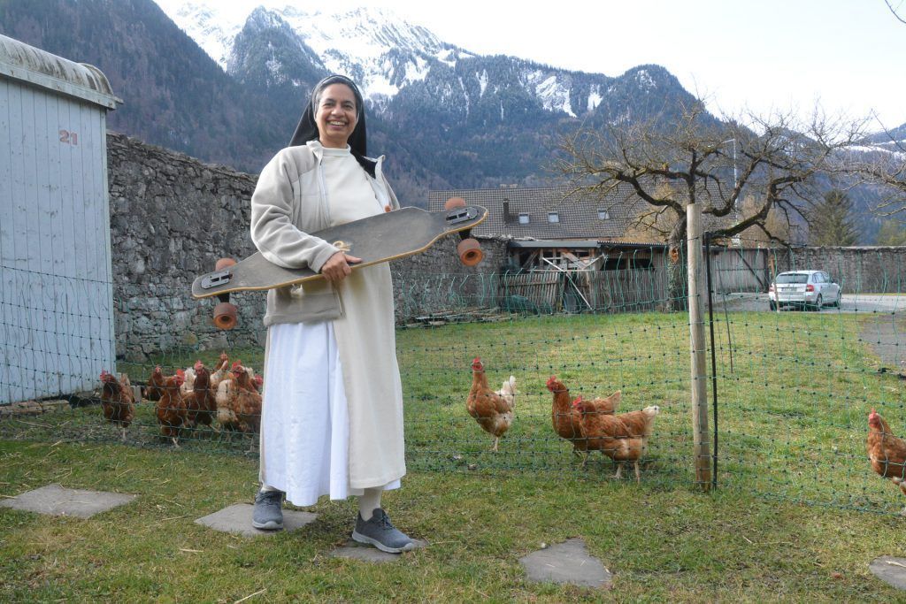 Mit dem Longboard zu den Klosterhühnern