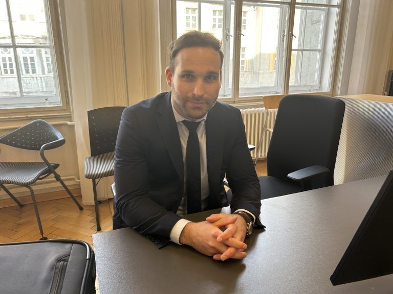 Privatbeteiligtenvertreter Daniel Köll (Postbus AG) fordert vom Angeklagten mehr als 11.000 Euro ein. <span class="copyright">vn/gs</span>