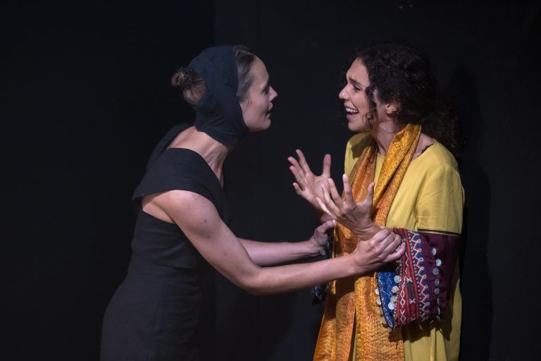 Magdalena Lermer als Antigone mit ihrer Schwester Ismene, dargestellt von <span class="copyright">ERNST WUKITS</span>Johanna Egger.