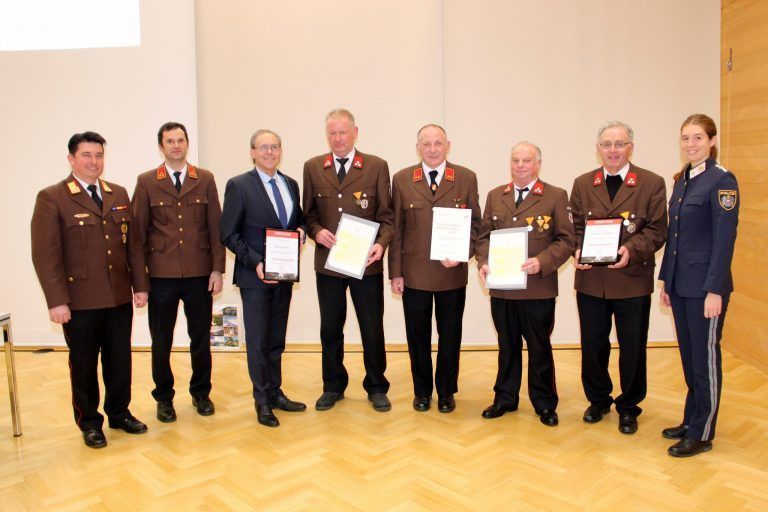 Das ehrenamtliches Engagement im Blaulichtbereich wurde kürzlich bei der Feuerwehr in Buch gewürdigt. <span class="copyright">Feuerwehr Buch (Helmut Greber jun.)</span>