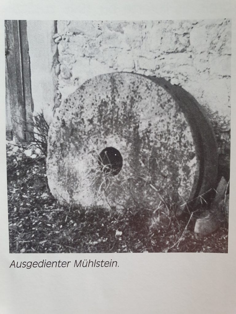 Ein ausgedienter Mühlstein.