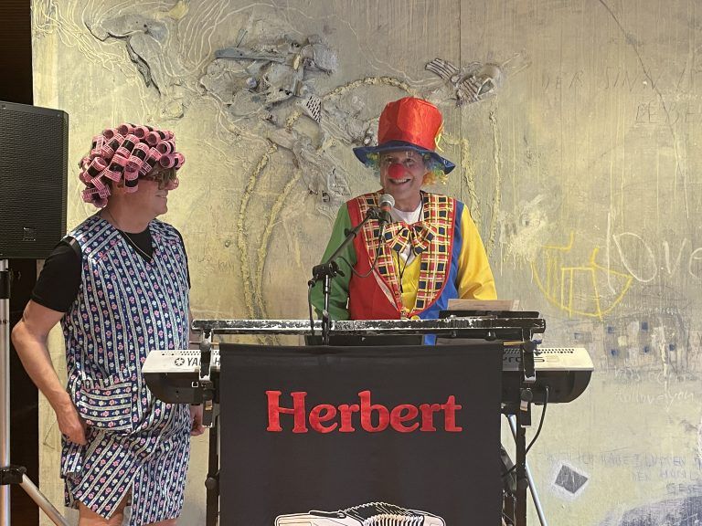 Klaus Marczinski war passend zum Thema als Clown verkleidet. Herbert war laut eigener Aussagbe im Zirkus für das Aufräumen zuständig.