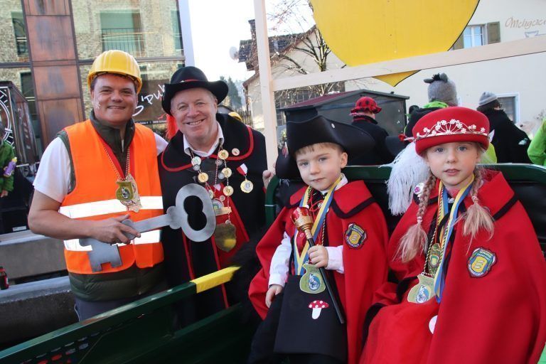 Der Schwarzacher Bürgermeister Thomas Schierle (l.) und Oberschliefer Hanspeter Tauber mit dem jungen „Schliefer-Pärle“ Mia und Jonas.
