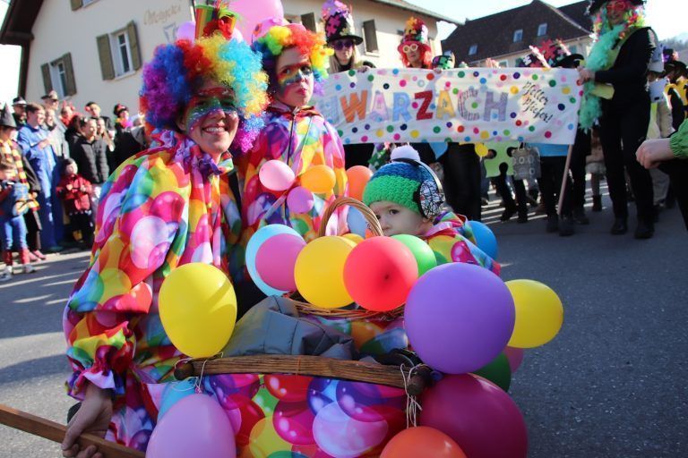 Auch die kleinsten Besucher kamen kunterbunt zum Faschingsfinale in die Hofsteiggemeinde.