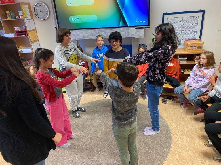 Die Schülerinnen und Schüler beteiligen sich mit großem Interesse an den Workshops. <span class="copyright">ALLE BILDER:BI</span>