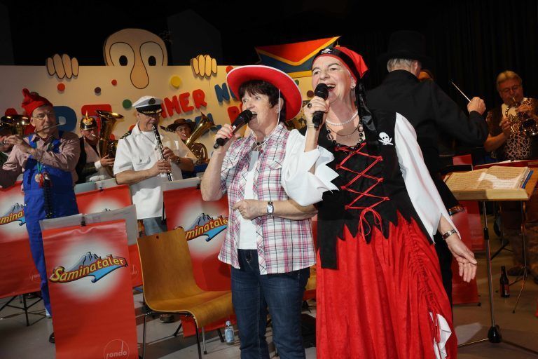 Hildegard Mähr und Helene Tiefenthaler bei einem ihrer Auftritte.