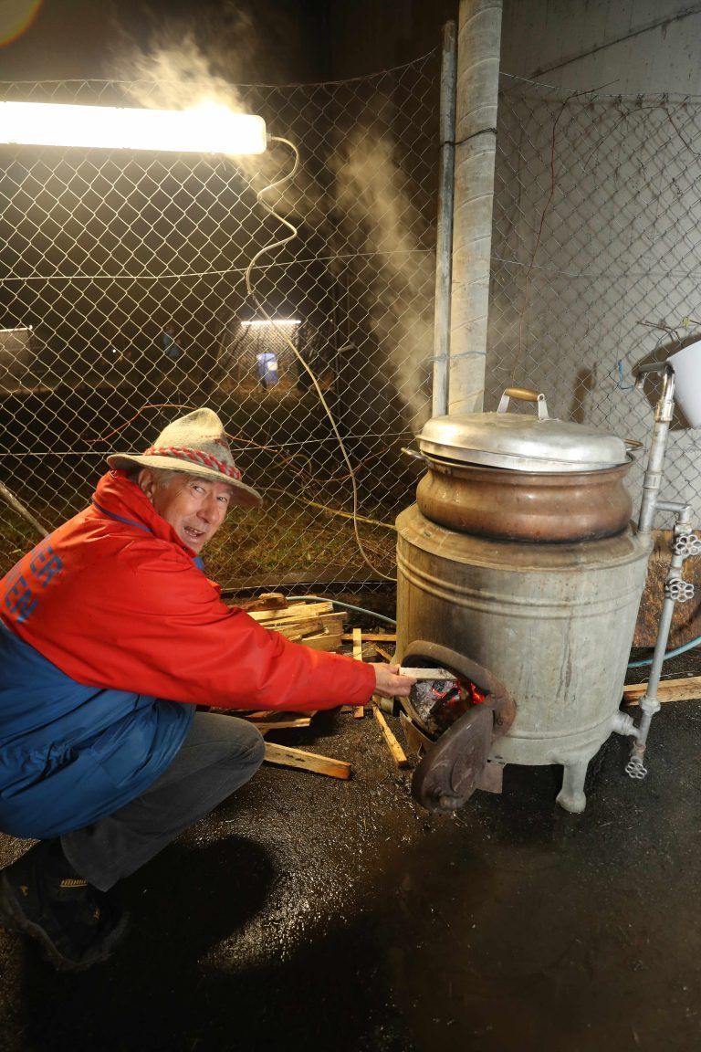 Horst Sahler mit dem Spezialkessel für Tee- und sonstiges Heißwasser.