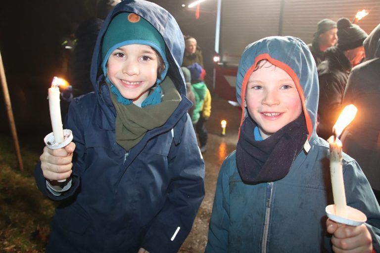 Auch Tim und Jakob beteiligten sich am Fackellauf.
