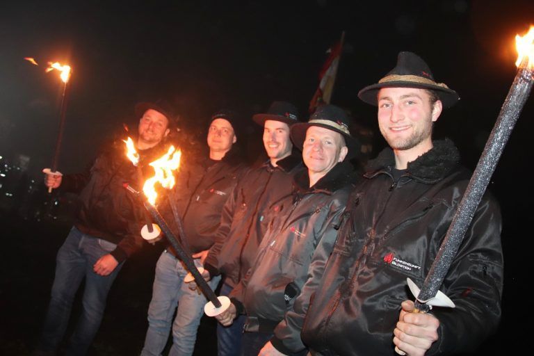 Zunftobmann Florian Nenning (r.) und sein Team kurz vor dem Funkenentzünden.