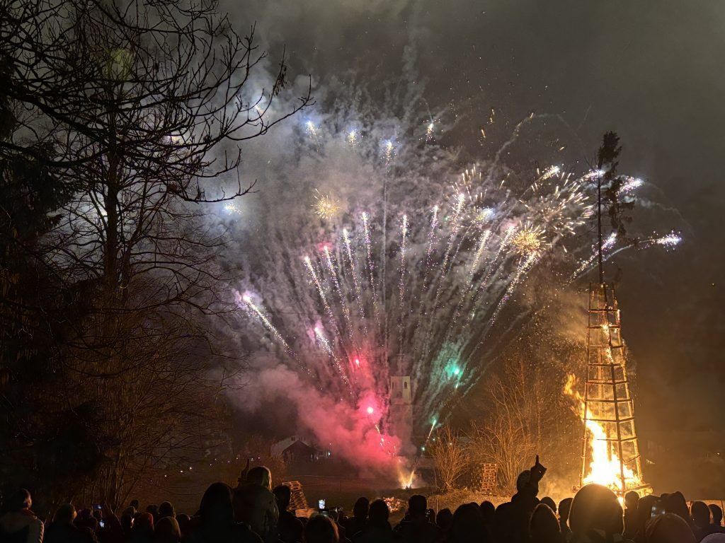 Traditioneller Buschlafunken und atemberaubendes Feuerwerk