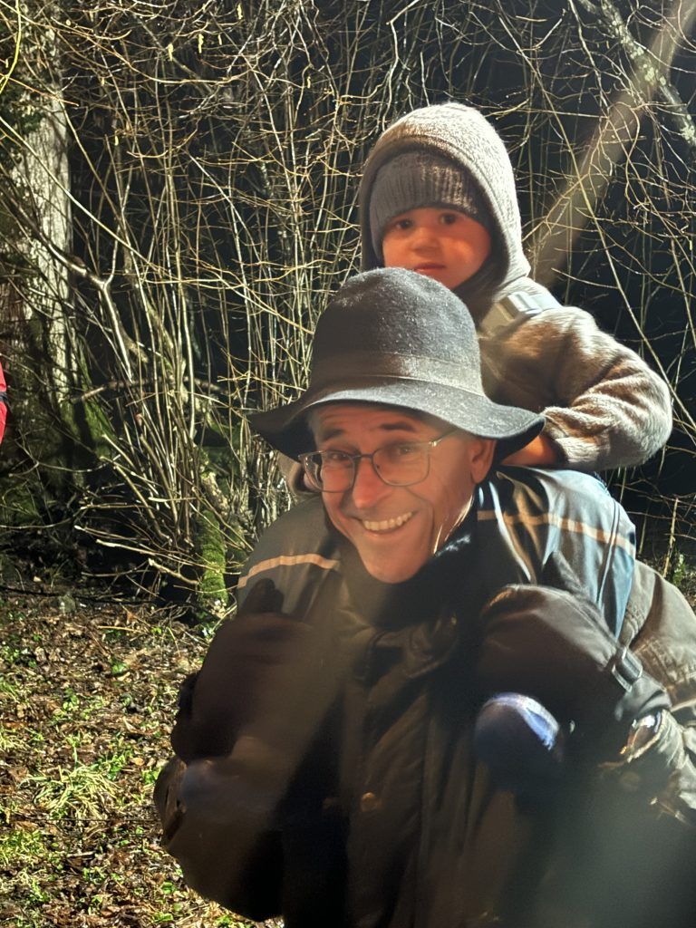 Tobias bestaunte mit Opa Florian das Brazer Funkenabbrennen.